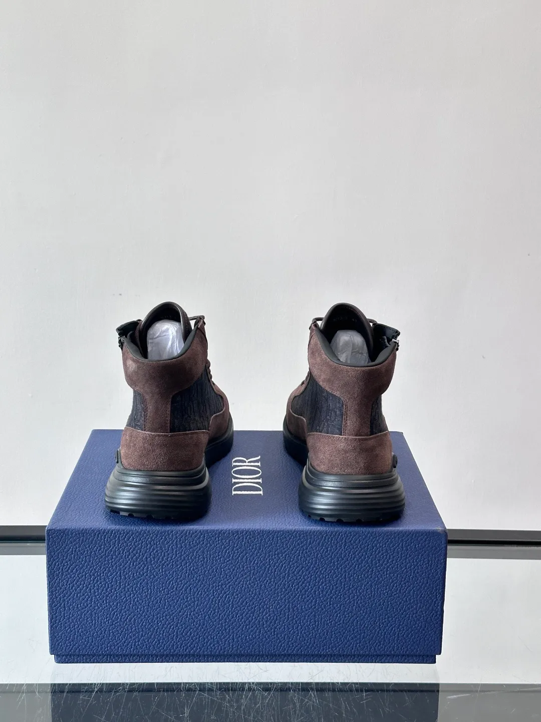 p600 "Dio＊" Combat Oblique high-top sneakers, black glossy leather + Oblique presbyopic canvas splicing, low-key luxury and super recognizable. The EVA sole is lightweight and cushioned, making it comfortable for daily wear or long walks. The high-top design is perfect for support, and the tongue and sole have the "DIOR" logo. You must pay attention to details! Whether it is casual or urban style, it can be easily controlled. It is a high-end luxury item that combines fashion and function. It is a popular choice for men's shoes size: 39-44 (38.45 customized)